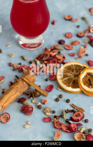 Boisson d'été rafraîchissante : framboise thé glacé et vin chaud avec des épices et des fruits secs. Banque D'Images