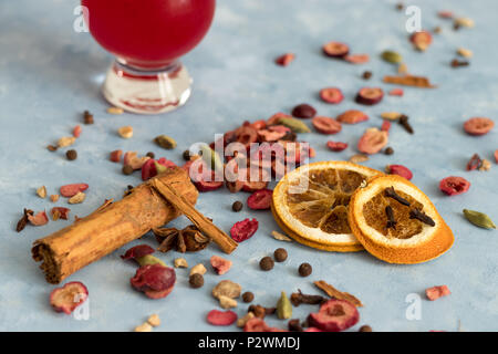 Mélange d'épices dispersés et vin chaud thé glace à la framboise. L'été une torsion sur une fête traditionnelle boisson d'hiver. Banque D'Images