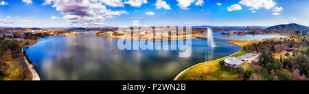 Lac Burley Griffin au milieu de la ville de Canberra sur une journée ensoleillée des rives plus avec la colline du Capitole et du quartier du gouvernement entre entourant h Banque D'Images