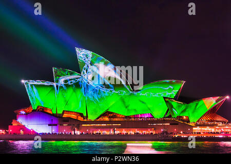 Sydney, Australie - 25 mai, 2018 : la ville de Sydney vue de l'Opéra de Sydney Harbor waterfront pendant light show annuel de la lumière et des idées à brig Banque D'Images