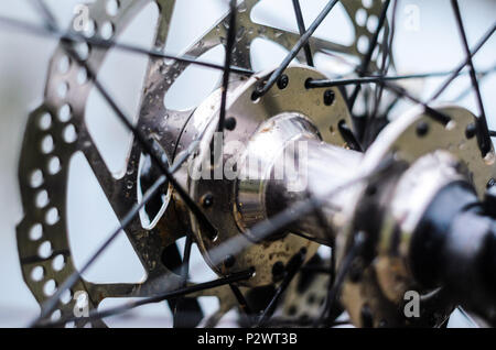 Moyeu avant d'un vélo de montagne Close-Up. Location Disque de frein Banque D'Images