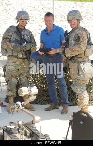 Secrétaire de l'Armée Eric Fanning tests sur la technologie utilisée par la 2e Division d'infanterie/Corée du Sud et les États-Unis du 23e Division combinée d'agents chimiques, biologiques, radiologiques, nucléaires et explosifs, Bataillon à Rodriguez Live Fire complexe, Corée du Sud, 3 août 2016. L'expérience a été l'un des nombreux que ID/RUCD 2soldats rotation fournie le secrétaire pendant son arrêt sur la péninsule dans le cadre de sa première tournée à travers le Pacifique pendant leur mandat. (U.S. Par l'Armée de Sgt. Courtney Smith-Clax, 2e Division d'infanterie/ROK-U.S. La Division des affaires publiques combinées) Banque D'Images