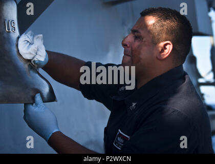 160803-N-KR702-151 Pearl Harbor (3 août 2016) - 1ère classe spécialiste culinaire Sergio Guerrero affecté à la classe Arleigh Burke destroyer lance-missiles USS Shoup (DDG 86) brille une cloche que le navire arrive à Pearl Joint Base Harbor-Hickam au cours de Rim of the Pacific 2016. Vingt-six nations, plus de 40 navires et sous-marins, plus de 200 avions et 25 000 personnes participent à l'EXERCICE RIMPAC du 30 juin au 4 août, dans et autour des îles Hawaï et la Californie du Sud. Le plus grand exercice maritime international RIMPAC, offre une formation unique qui aide les p Banque D'Images