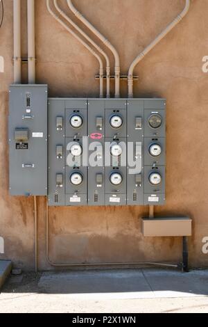 Compteurs d'électricité sur un bloc d'appartement à Santa Fe Banque D'Images