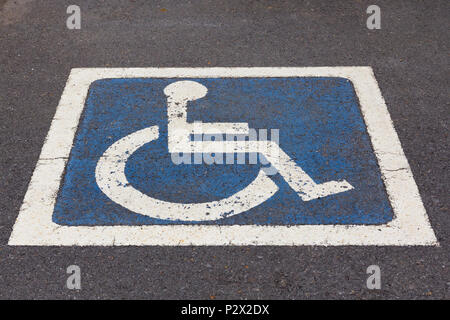 Parking handicapés signe en stationnement sur rue. Banque D'Images