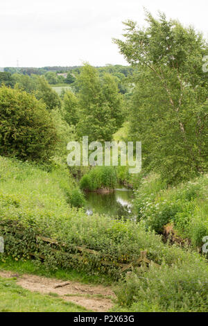 À l'aval à la rivière Keer près de Borwick dans le Lancashire vu du pont Haut Keer. La rivière Keer est une petite rivière que pour une partie de son cou Banque D'Images