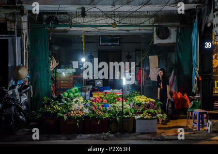Hanoi, Vietnam - Octobre 31 ,2017 non identifié : vendeur de rue, la vente de fruits à côté de la rue à Hanoi, Vietnam. Banque D'Images