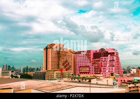 Vue d'oiseau sur cityscape et du site de construction y compris plusieurs grues travaillant sur un ensemble de bâtiments, avec soleil et nuages le matin.Copy space.B Banque D'Images