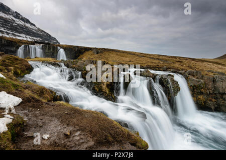 Paysage islandais incroyable en haut de la chute d'Kirkjufellsfoss avec Kirkjufell mountain en arrière-plan sur la côte nord de l'Islande Snaefells Banque D'Images