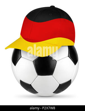 Classic noir en cuir blanc ballon de soccer avec l'Allemagne l'allemand amateur de baseball cap fond isolé concept sport football Banque D'Images