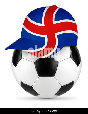 Classic noir en cuir blanc ballon de football Islande drapeau islandais amateur de baseball cap fond isolé concept sport football Banque D'Images