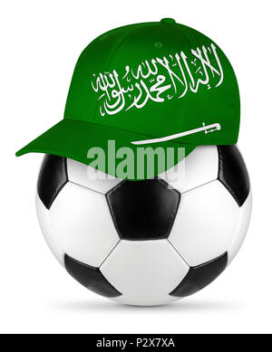 Classic noir en cuir blanc ballon de soccer avec l'arabie saoudite arabian amateur de baseball cap fond isolé concept sport football Banque D'Images