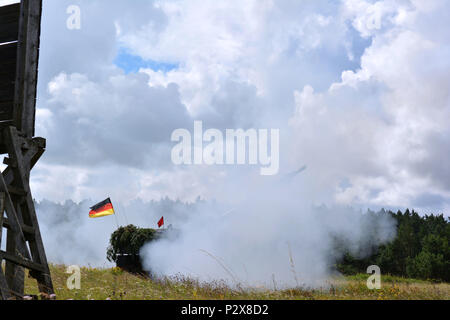 Un Allemand PzH2000 l'obusier automoteur tire un tour dans le cadre d'une démonstration de défense côtière à Kairiai Domaine de formation, la Lituanie le 2 août lors de l'exercice Flaming Thunder. L'exercice comprend des artillermen et observateurs de l'Allemagne, la Lettonie, la Lituanie, le Portugal, l'Ukraine et les États-Unis et vise à former et évaluer les unités d'appui-feu indirect', capables de fournir des incendies et soutenir manuever unités sur le terrain. (U.S. Photo de l'armée par le Major Randy prêt) Banque D'Images