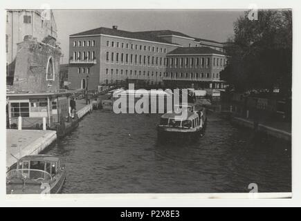 VENEZIA (Venise), ITALIE - Vers les années 1970 : Vintage photo montre la ville italienne - Venise. Retro noir et blanc de la photographie. Banque D'Images