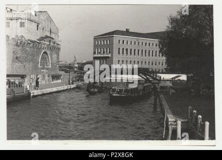 VENEZIA (Venise), ITALIE - Vers les années 1970 : Vintage photo montre la ville italienne - Venise. Retro noir et blanc de la photographie. Banque D'Images
