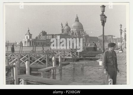 VENEZIA (Venise), ITALIE - Vers les années 1970 : Vintage photo montre la ville italienne - Venise. Retro noir et blanc de la photographie. Banque D'Images
