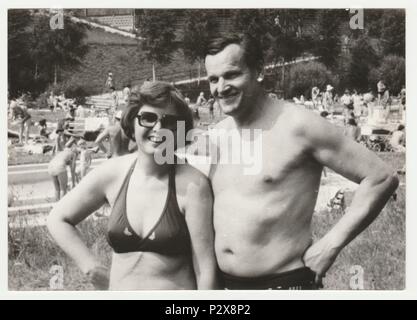 La République socialiste tchécoslovaque - circa 1980 : Vintage photo montre un couple d'âge mûr à côté d'une piscine extérieure. Les vacances (vacances) thème. Retro noir et blanc de la photographie. Banque D'Images