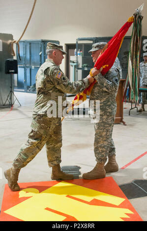 Le colonel David Jordan, à gauche), commandant de la 45ème Infantry Brigade Combat Team passe les couleurs du 1er bataillon du 160e Régiment d'artillerie à nouveau commandant Le Lieutenant-colonel Paul Harris d'Edmond, Oklahoma, pour symboliser la prise de commande, au cours d'une cérémonie à Chandler, Arizona, 6 août. (New Jersey Army National Guard photo par le Sgt. Anthony Jones) Banque D'Images