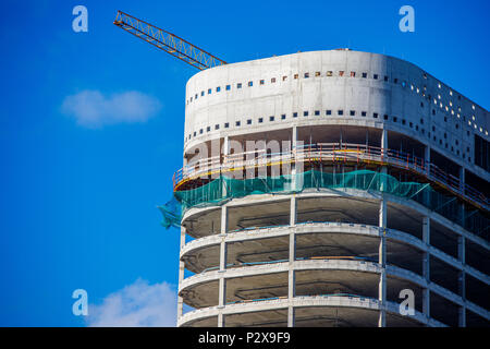 La construction urbaine moderne non fini avec grue et ciel bleu. Banque D'Images