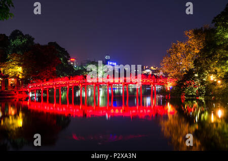 Hanoi, Vietnam - Novembre 2,2017 : Rouge Huc bridge dans le lac Hoan Kiem, Hanoi. Lac Hoan Kiem signifiant "Lac de l'épée restituée". Banque D'Images