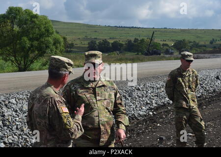 Le général Brown fils (centre droit), général commandant adjoint de la réserve de l'armée américaine, traite de l'opération Resolute Château avec le Colonel Robey Brantley (à gauche), officier responsable, 194e Brigade du génie, New Jersey Army National Guard, le 2 août 2016 à Cincu, Roumanie. L'opération concerne la construction militaire répartis à travers le pays d'Europe de l'Est de l'Estonie, la Hongrie, la Roumanie et la Bulgarie et est dirigée par l'Alabama et du Tennessee Army National Guard. La coordination entre les principaux dirigeants, représenté par le général de Brown, et la direction de des unités de la Garde nationale comme l'Alab Banque D'Images