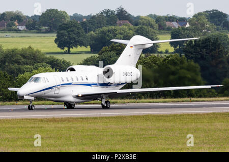 Un Cessna Citation X 750 corporate executive jet d'affaires, enregistrés en Allemagne comme D-BOOC, prépare à décoller de l'aéroport de Londres Luton, Angleterre. Banque D'Images