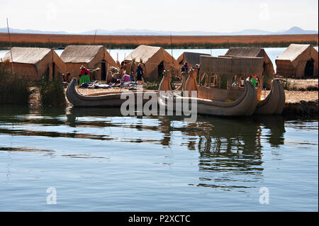 Reed bateaux qui sont utilisés pour le transport de touristes et de Uros île connue aussi comme les îles flottantes au Pérou, Amérique du Sud Banque D'Images