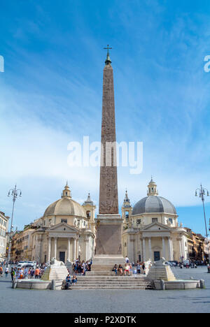 Les touristes par l'obélisque égyptien, la colline du Pincio, la Piazza del Popolo, Rome, Italie, Europe. Banque D'Images