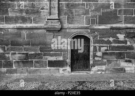 Vieille porte en bois, détail d'une entrée dans une vieille église Banque D'Images