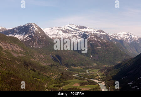 Vue aérienne de la vallée, dans le parc national de Jostedalsbreen en Norvège dans une journée ensoleillée Banque D'Images