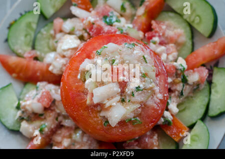 Tomates farcies avec un mélange de fromage et légumes Banque D'Images