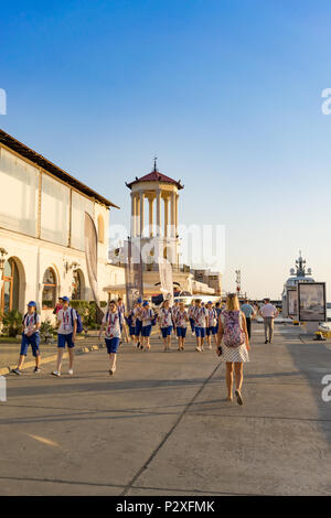 Sotchi, Russia-June 14, 2018 : le port maritime au bord de l'eau avec les bénévoles de la FIFA - 2018. Banque D'Images