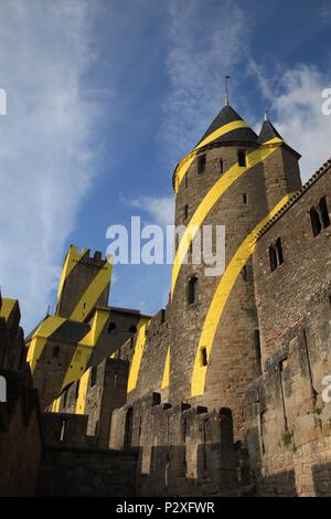 Felice Varini concentrique de cercles jaunes sur les murs de la vieille ville de Carcassonne. Célébration en 2018 de 20 ans en tant que site du patrimoine mondial de l'UNESCO. Banque D'Images