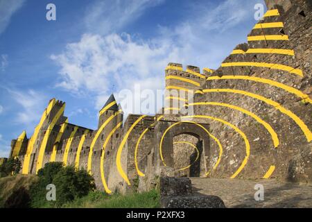 Felice Varini concentrique de cercles jaunes sur les murs de la vieille ville de Carcassonne. Célébration en 2018 de 20 ans en tant que site du patrimoine mondial de l'UNESCO. Banque D'Images