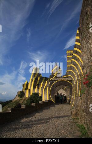 Felice Varini concentrique de cercles jaunes sur les murs de la vieille ville de Carcassonne. Célébration en 2018 de 20 ans en tant que site du patrimoine mondial de l'UNESCO. Banque D'Images