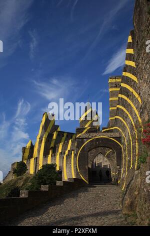 Felice Varini concentrique de cercles jaunes sur les murs de la vieille ville de Carcassonne. Célébration en 2018 de 20 ans en tant que site du patrimoine mondial de l'UNESCO. Banque D'Images