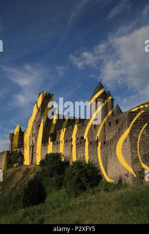 Felice Varini concentrique de cercles jaunes sur les murs de la vieille ville de Carcassonne. Célébration en 2018 de 20 ans en tant que site du patrimoine mondial de l'UNESCO. Banque D'Images