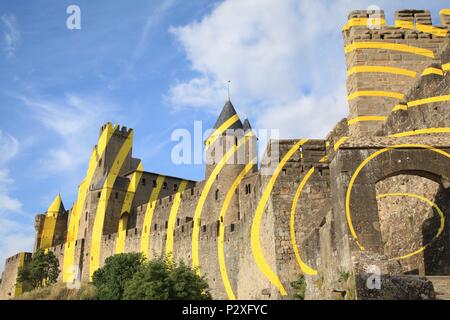 Felice Varini concentrique de cercles jaunes sur les murs de la vieille ville de Carcassonne. Célébration en 2018 de 20 ans en tant que site du patrimoine mondial de l'UNESCO. Banque D'Images