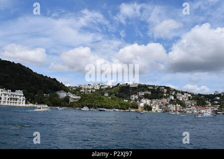 Vue sur la ville d'Istanbul à partir de la voile sur le Bosphore Banque D'Images