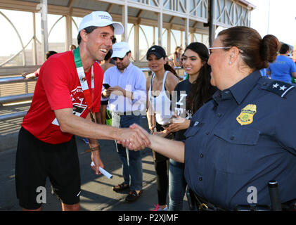 Port d'entrée d'El Paso Los Directeur de Port Bon, droit, accueille U.S. Rep. Beto O'Rourke après qu'il ait terminé la course International U.S.-Mexico course de 10k en haut de la Paso del Norte de passage international à El Paso, Texas, le 8 août 2016. Près de 700 coureurs ont participé à l'événement qui les a conduits sur un cours sur la frontière entre El Paso, Texas, et Juarez, au Mexique. Photo du CBP par Roger Maier Banque D'Images