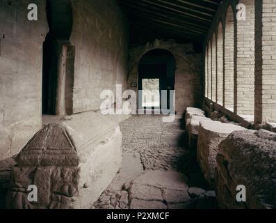 PORTALEYO DE GONZALO DE BERCEO EN EL ATRIO CON LOS SARCOFAGOS DE LOS SIETE INFANTES DE LARA Y TRES REINAS NAVARRAS - SIGLO X. Emplacement : Monasterio de Suso, San Millan de la Cogolla, en Espagne. Banque D'Images