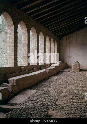 ATRIO CON LOS SARCOFAGOS DE LOS SIETE INFANTES DE LARA Y TRES REINAS NAVARRAS - SIGLO X. Emplacement : Monasterio de Suso, San Millan de la Cogolla, en Espagne. Banque D'Images