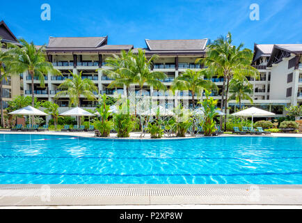 Vide piscine extérieure à l'hôtel Shangri La Rasa Ria Resort Hôtel à Kota Kinabalu, Malaisie, Bornéo Banque D'Images