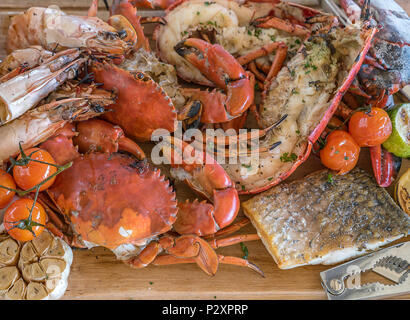 Groumet plateau de fruits de mer sur plaque de bois Banque D'Images
