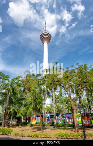 Vue sur la célèbre de la KL Tower dans le centre de Kuala Lumpur, Malaisie Banque D'Images