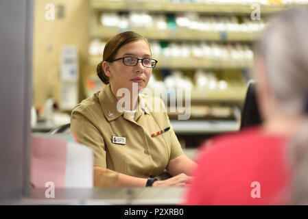 CORPUS CHRISTI, Texas -- 3e classe Corpsman Hôpital Kelly E. Bartin, originaire de Goldsboro, Maryland, et un technicien en pharmacie clinique de santé navale à Corpus Christi, fait la promotion de la santé préventive lorsque les patients pour signer leurs ordonnances en les encourageant à inclure l'exercice et l'alimentation dans leur régime quotidien. (U.S. Navy photo de Bill W. Amour, Affaires publiques/NHCCC) Parution Banque D'Images