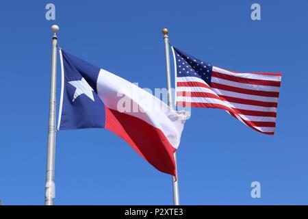 Texas drapeau, Lone Star State flag et Etats-Unis d'Amérique US flag against blue sky background Banque D'Images