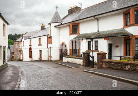 Rue sinueuse avec de vieilles maisons dans le district de Doune, Stirling, Ecosse, Royaume-Uni. Banque D'Images
