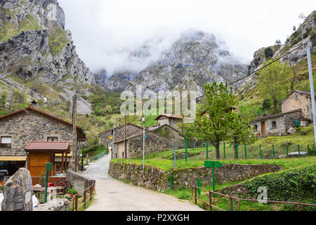 Avec de vieilles maisons typiques de la rue dans une journée de printemps, Caïn de Valdeon, Picos de Europa, Castille et Leon, Espagne. Caïn est un village dans les montagnes, Banque D'Images