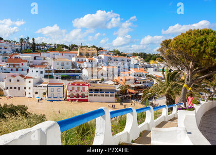 L'escalier menant à la plage de sable entourée de maisons blanches typiques, Carvoeiro, Algarve, Portugal. Banque D'Images